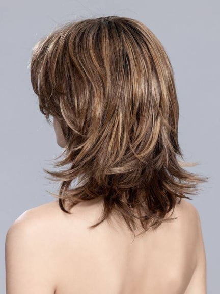 Adoptez Casino Mono Part : perruque mi‑longue aux pointes effilées, racines foncées et balayage mix