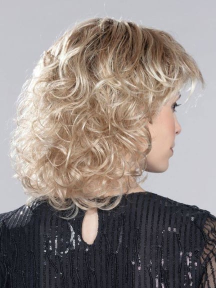 Admirez la perruque Cat : ondulations sauvages, volume et finition 'rooted' ou 'mix'.