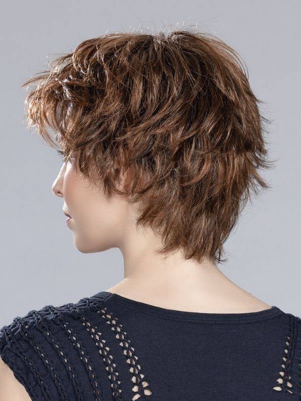 Perruque Club 10 rooted mix : volume à l’arrière, effet racines foncées et balayage de mèches, style coiffé-décoiffé