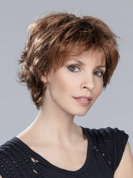 Club 10 : perruque effilée, volume arrière, effet racines foncées et balayage mix