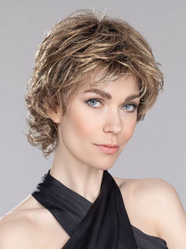 Perruque Daily ondulée : volume léger, effet rooted (racines foncées) ou mix (balayage), confort naturel pour tous les jours