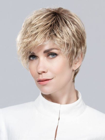 Fenja Mono Part — perruque courte, frange asymétrique, coloris tendance