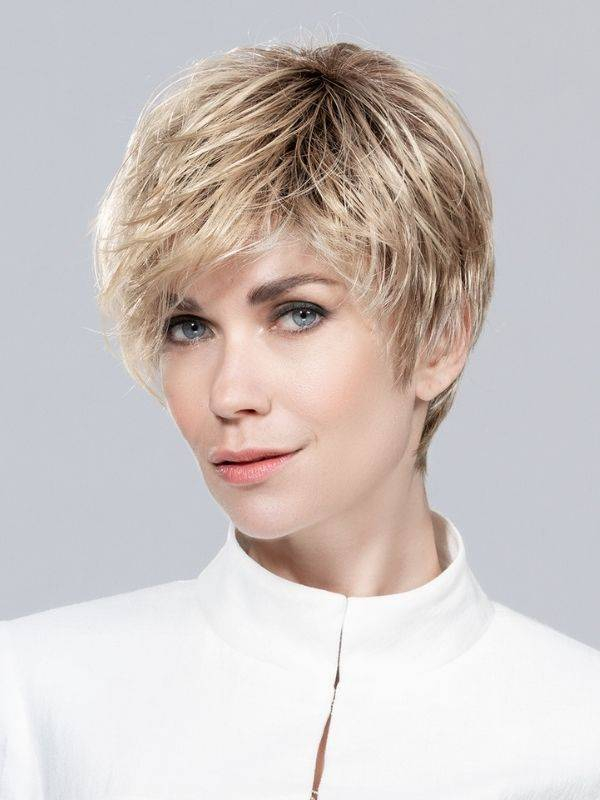 Perruque Ellen Wille Fenja Small Mono Part : coupe courte, frange asymétrique, raie naturelle, petite taille 53–54 cm