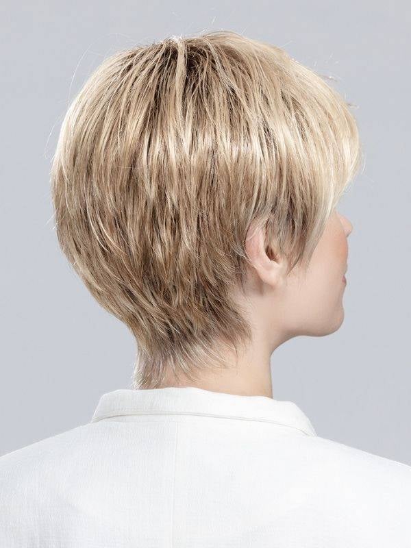 Perruque Ellen Wille Fenja Small Mono Part : coupe courte, frange asymétrique, raie naturelle, petite taille 53–54 cm