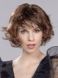 Perruque Flair Mono : carré ondulé féminin avec tulle cinéma, effet racines foncées et balayage naturel.