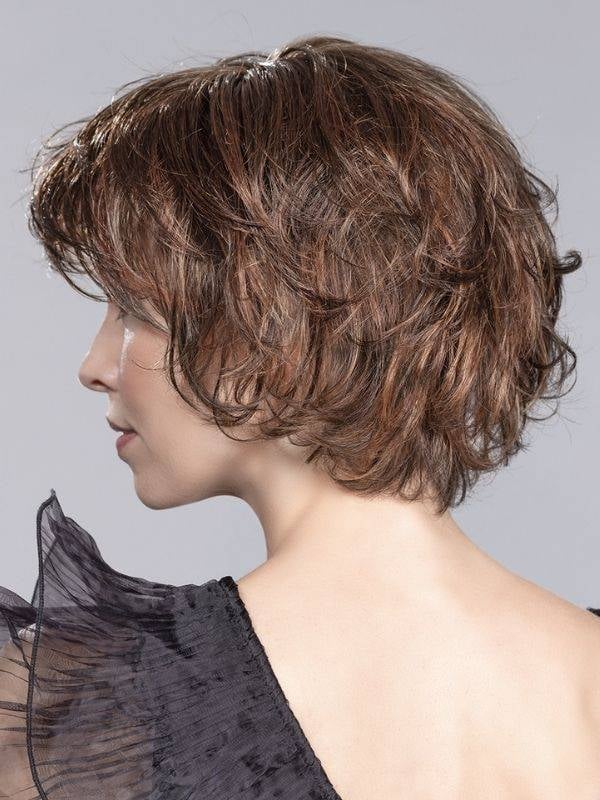 Perruque Flair Mono : carré ondulé féminin avec tulle cinéma, effet racines foncées et balayage naturel.