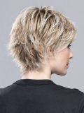 Perruque Flip Mono courte, nuque dégagée, pointes effilées arrière pour un volume naturel chic et sportif