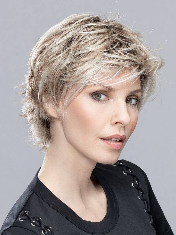 Perruque Flip Mono courte, nuque dégagée, pointes effilées arrière pour un volume naturel chic et sportif
