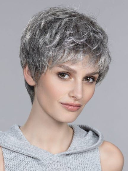 Perruque Foxy coupe courte effilée avec racines foncées et balayage de mèches