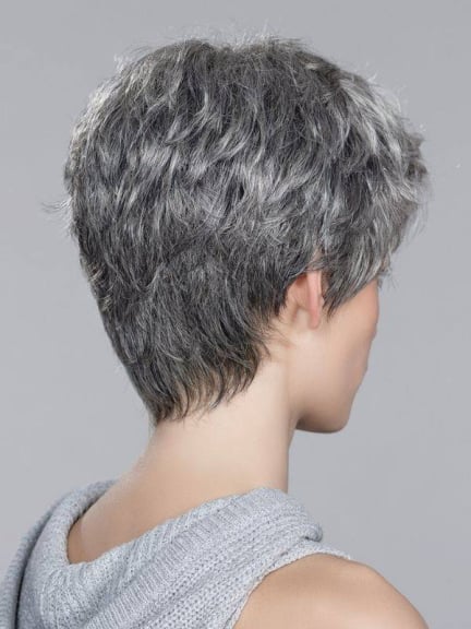 Perruque Foxy coupe courte effilée avec racines foncées et balayage de mèches