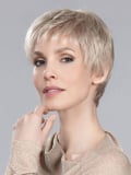Perruque Ginger Hair Power : coupe courte classique, frange effilée, tulle cinéma invisible, effet rooted ou mix, confort léger 