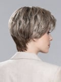 Perruque Gold courte : rendu très naturel, style sportif et dynamique, effet rooted (racines) et mix (balayage de mèches)