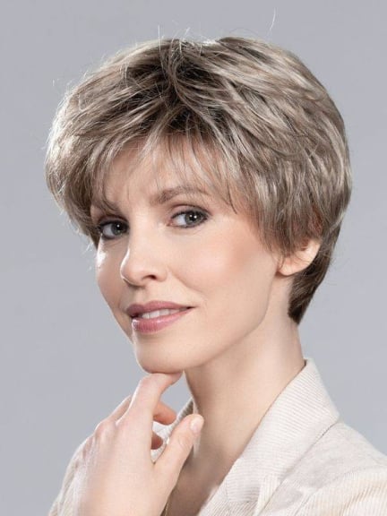 Perruque Gold courte, style sportif et naturel, balayage 'mix' et racines 'rooted'.