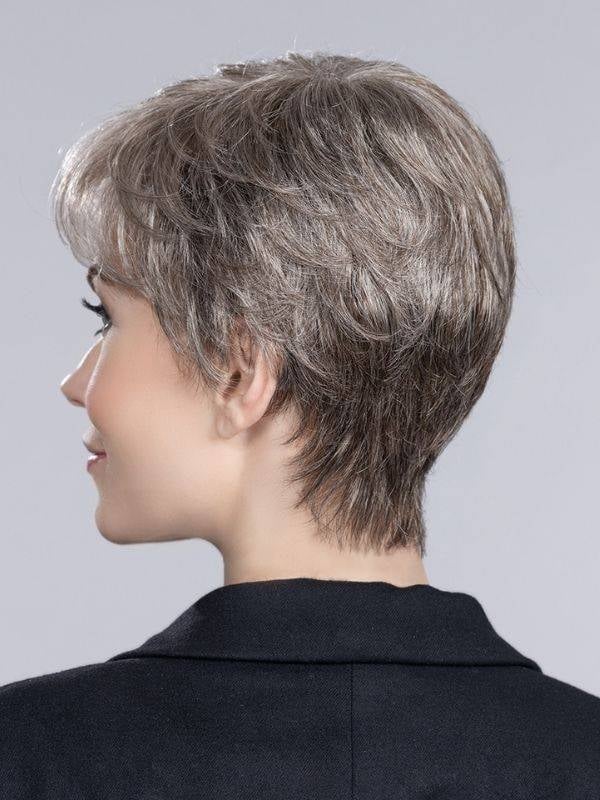 Perruque Light Mono Ellen Wille courte : coupe classique, frange légère, nuque longue, effet rooted/mix pour un look naturel