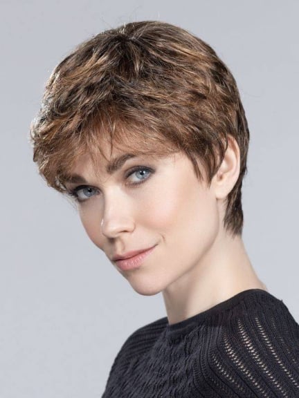 Mia Mono — perruque courte Ellen Wille, coupe jeune, volume naturel. 'Rooted' et 'mix' disponibles.