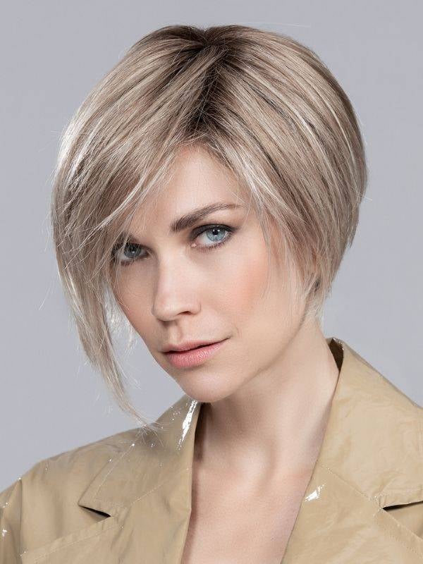 Perruque Rich Mono Ellen Wille : coupe courte dégradée et frange asymétrique, tulle cinéma discret pour un rendu naturel.