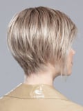 Perruque Rich Mono Ellen Wille : coupe courte dégradée et frange asymétrique, tulle cinéma discret pour un rendu naturel.
