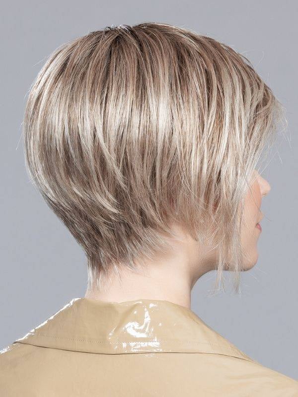 Perruque Rich Mono Ellen Wille : coupe courte dégradée et frange asymétrique, tulle cinéma discret pour un rendu naturel.