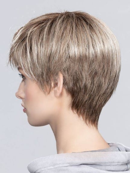 Découvrez Seven Mono Part: coupe courte lisse, effet 'rooted' et 'mix'.