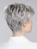 Perruque Spring Hi Hair Power : coupe pixie avec longue frange effilée, tulle cinéma pour un rendu naturel, légère et confortabl