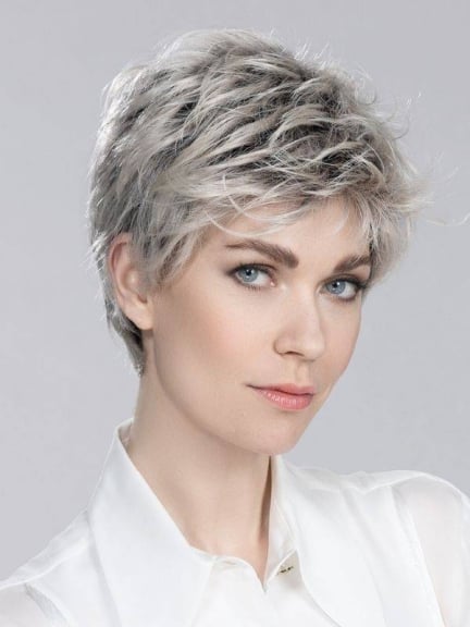 Spring Hi — perruque pixie rebelle, frange effilée et tulle modulable (effet rooted/mix)