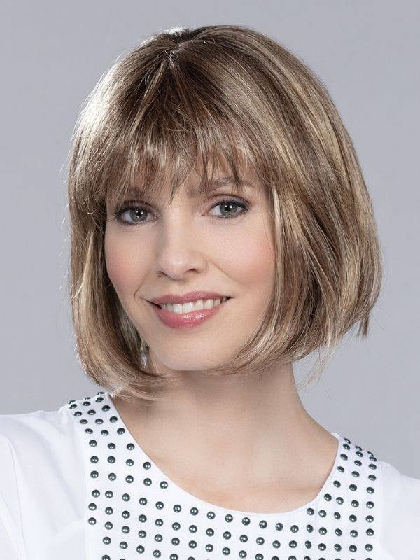 Perruque Sue Mono : carré classique avec frange, effet racines foncées (rooted) et balayage (mix), fibre synthétique légère au r