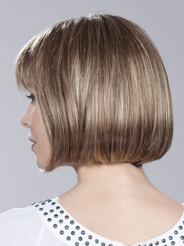 Perruque Sue Mono : carré classique avec frange, effet racines foncées (rooted) et balayage (mix), fibre synthétique légère au r