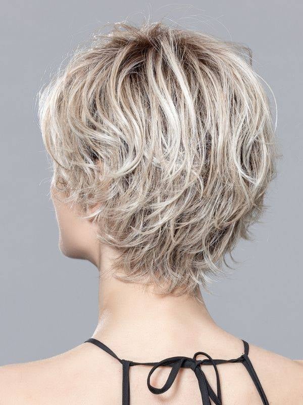 Perruque Ellen Wille Cover Mono Part : coupe courte asymétrique, fibre thermo 130°C, bordure frontale invisible extra-longue.