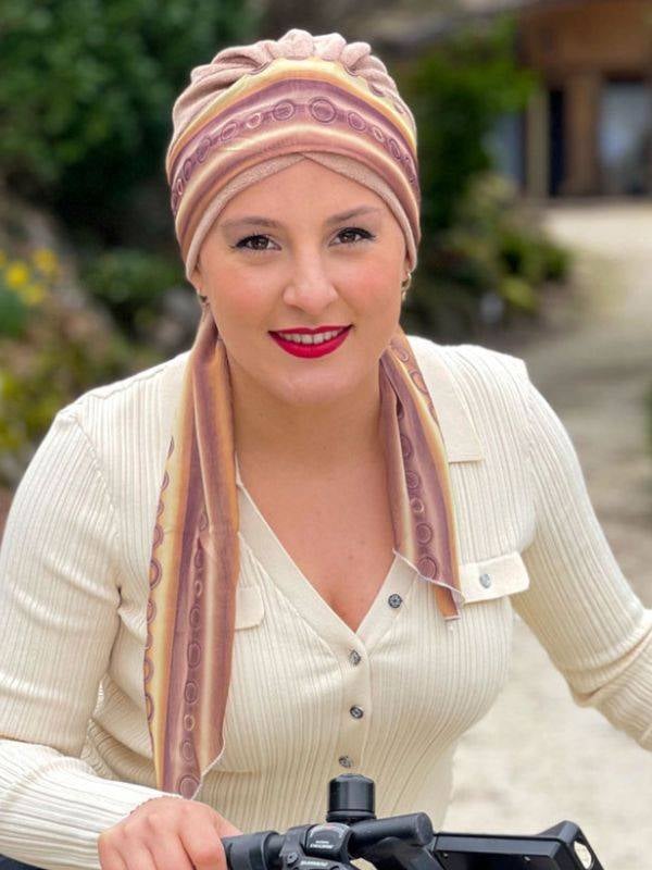 Bandeau Diva MM Paris en polyester, à nouer pour accessoiriser un turban et ajouter un volume chic (porté sur turban Lola).