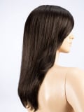 Perruque Carrie Perucci : longs cheveux lisses avec frange, effet naturel glamour et mouvement léger.
