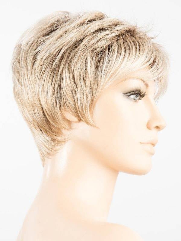 Perruque Debbie : coupe courte structurée et dégradée pour un style naturel, jeune et facile à coiffer
