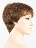 Perruque Debbie : coupe courte structurée et dégradée pour un style naturel, jeune et facile à coiffer
