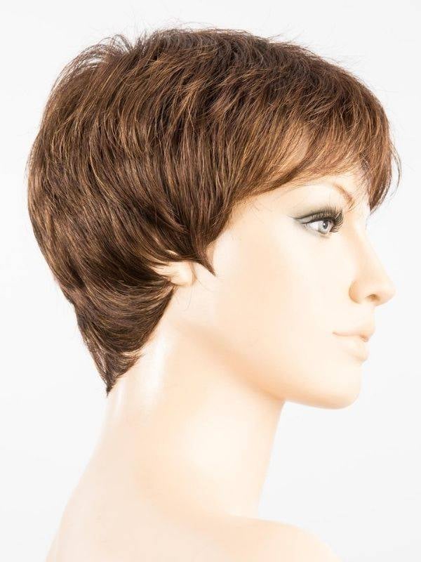 Perruque Debbie : coupe courte structurée et dégradée pour un style naturel, jeune et facile à coiffer