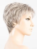 Perruque Debbie : coupe courte structurée et dégradée pour un style naturel, jeune et facile à coiffer