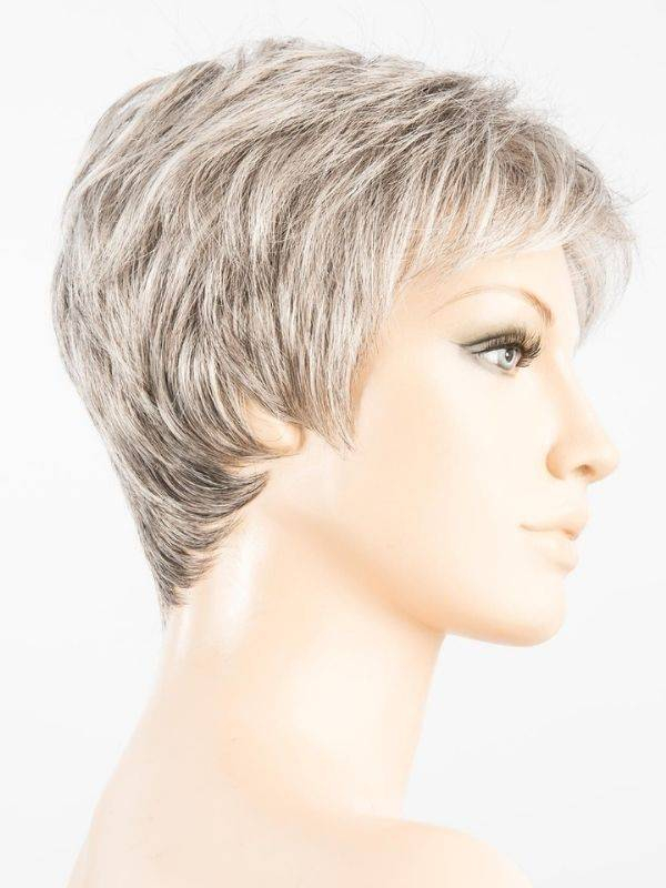 Perruque Debbie : coupe courte structurée et dégradée pour un style naturel, jeune et facile à coiffer