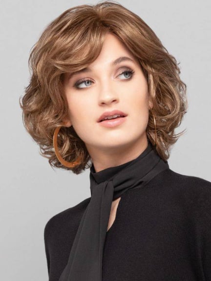 Découvrez Sally Mono II coiffure mi-longue bouclée naturelle et confortable