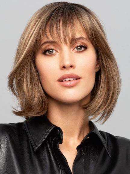 Découvrez Carley Mono Top — carré mi-long et frange effilée pour camoufler l'alopécie avec élégance.