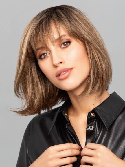 Découvrez Carley Mono Top — carré mi-long et frange effilée pour camoufler l'alopécie avec élégance.