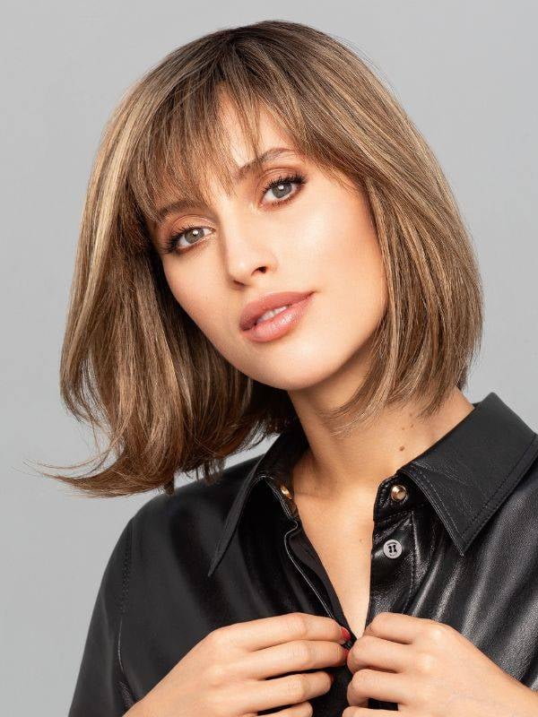 Découvrez Carley Mono Top — carré mi-long et frange effilée pour camoufler l'alopécie avec élégance.