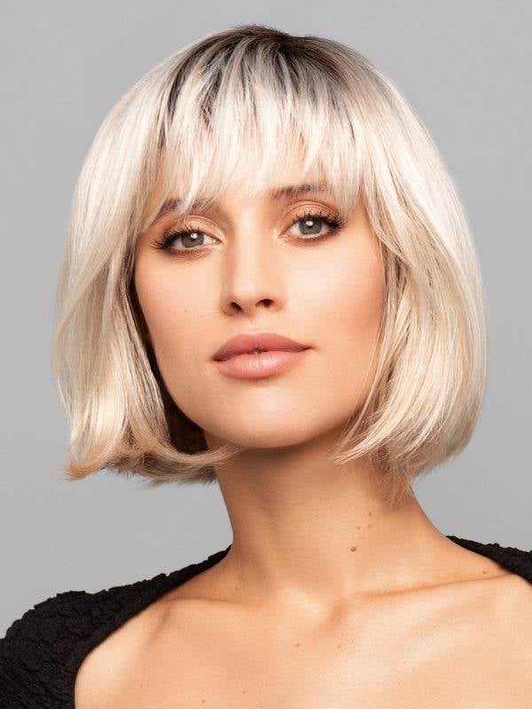 Perruque Scarlett Gisela Mayer : carré plongeant mi-long avec frange effilée, rendu naturel et volume, fibre synthétique mémoire