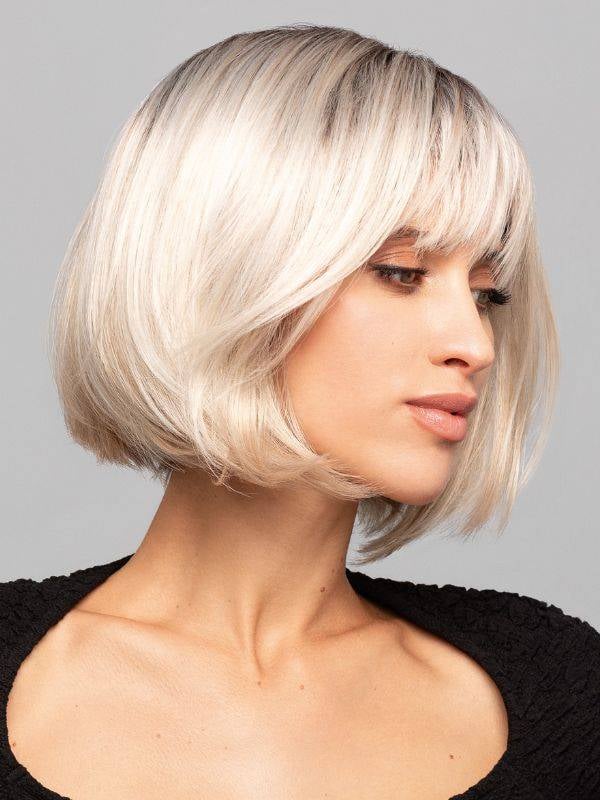 Perruque Scarlett Gisela Mayer : carré plongeant mi-long avec frange effilée, rendu naturel et volume, fibre synthétique mémoire