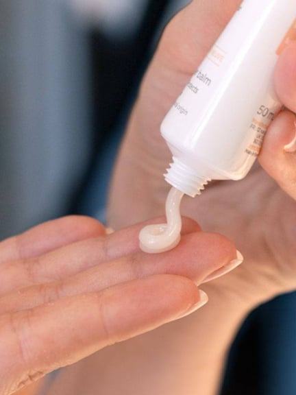 Pommade Démaquillante 50ml — texture onctueuse se transformant en huile, idéale pour peaux sensibles