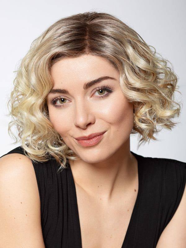 Perruque Magic Whisper Gisela Mayer : mi-longue bouclée, volume naturel, fibre synthétique résistante à 160°C