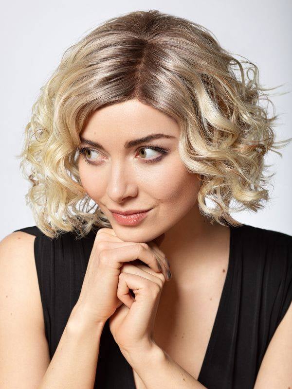 Perruque Magic Whisper Gisela Mayer : mi-longue bouclée, volume naturel, fibre synthétique résistante à 160°C