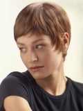 Perruque Anna NJ Création : coupe courte lisse, frange asymétrique, bordure tulle discrète, maintien antiglisse