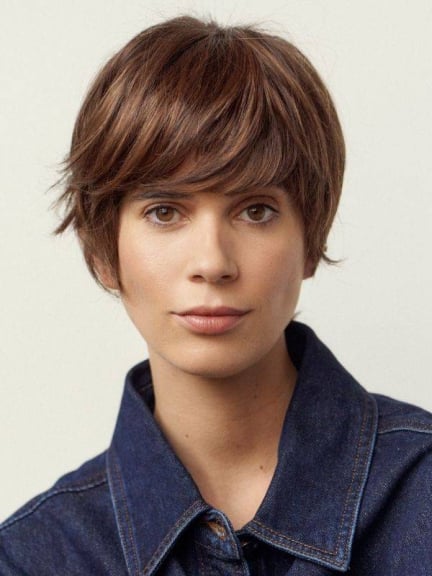 Perruque Caroline NJ Création — coupe courte volumineuse, frange fournie et bordure en tulle