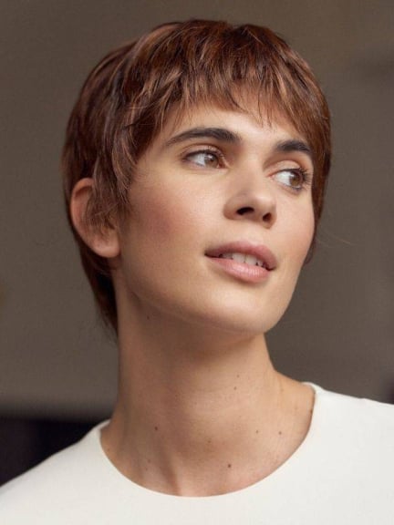 Perruque Célia - coupe courte, frange, fibre NJ, technologie antiglisse