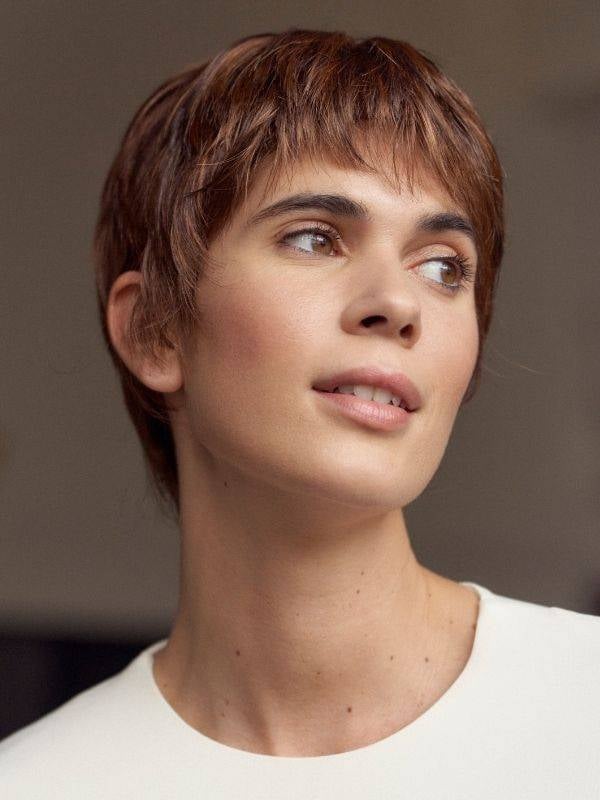 Perruque Célia - coupe courte, frange, fibre NJ, technologie antiglisse