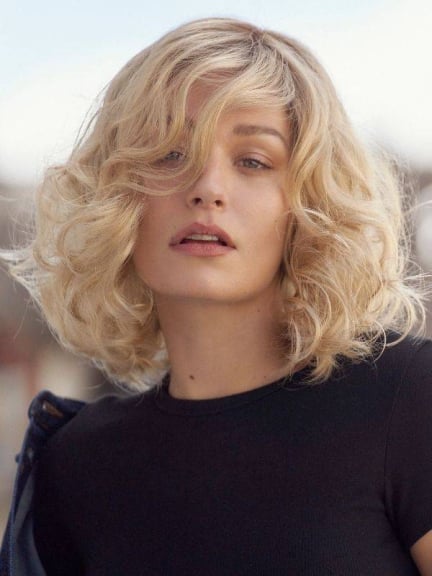 Perruque Chloé : boucles mi-longues et frange, fibre NJ et antiglisse pour un look naturel.