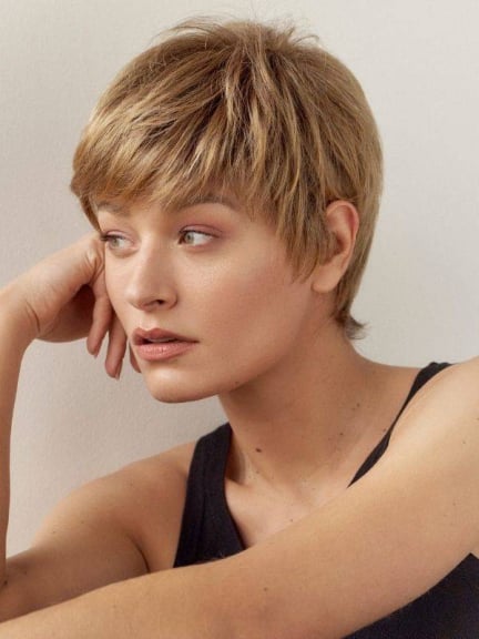 Découvrez Coco — perruque courte lisse à frange avec technologie antiglisse, look naturel